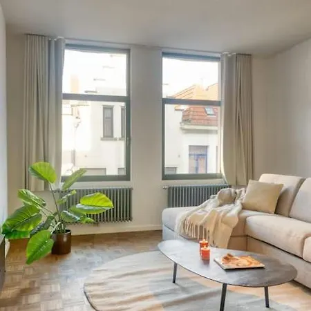 Cozy Retreat In With Balcony 아파트 *