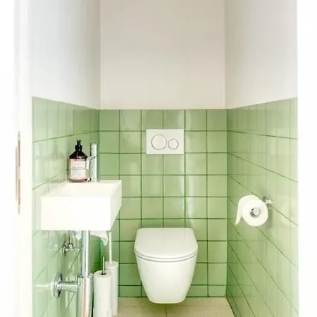 Apartman Cozy Retreat In With Balcony