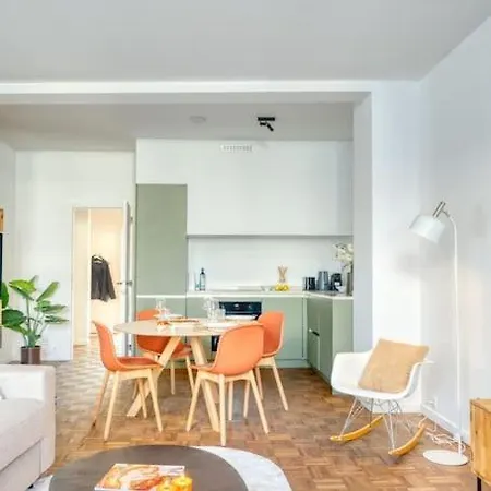 Cozy Retreat In With Balcony Apartman *